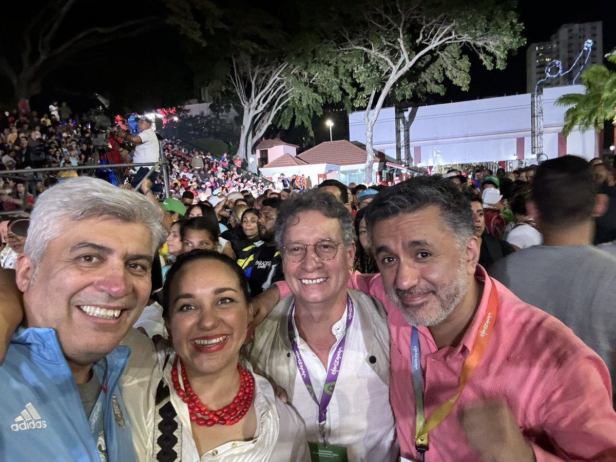 #GanoLaPazYLaEsperanza Que enorme alegría poder compartir este triunfo de la democracia en #Venezuela con estos grandes compañeros militantes de la Patria Grande , <a href="/GabrielaEsPais/">Gabriela Rivadeneira</a> , César Navarro y <a href="/SachaLlorenti/">Sacha Llorenti</a> Aquí triunfo La Paz. #MaduroPresidente