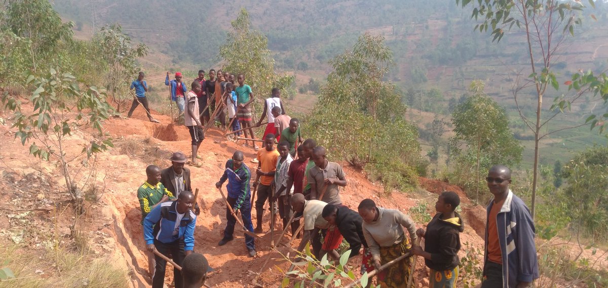 CommuneRutegama's tweet photo. Les élèves en vacances @CommuneRutegama répondent nombreux et courageux aux travaux d'été en traçant les courbes de niveau et les coupes-feu.  L' @CommuneRutegama observent une valeur ajoutée de la part de ces derniers.A la fin, ils recoivent des leçons sur le patriotisme https://t.co/zKWP2hT4Xh