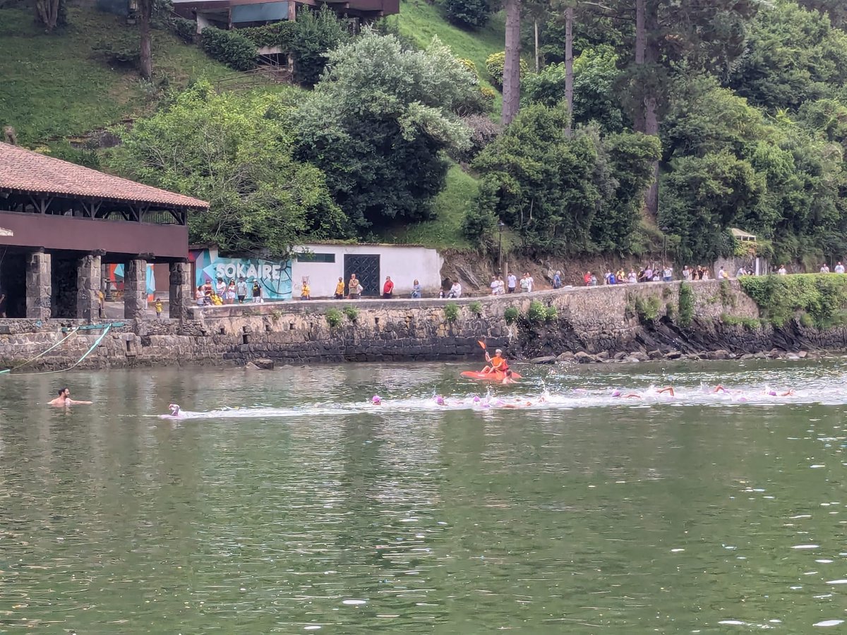 🌊🏊‍♂️¡El pasado sábado 27 de julio se celebró la 5ª edición de la #travesía #TxipiroiSwim 2024! 
Aportamos material de balizamiento para que todo saliera perfecto.
¡Fue un día increíble, lleno de emoción y compañerismo!