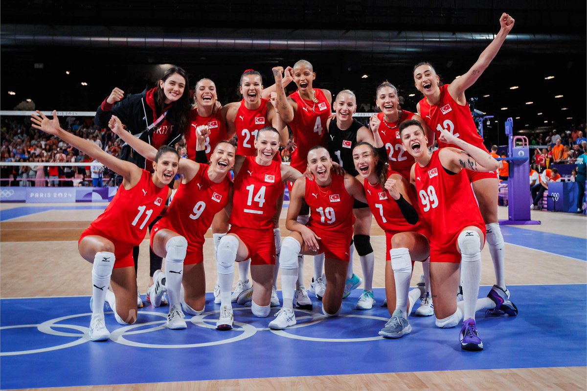 Geri dönüşlerin hastasıyız!!! 
Mükemmelsiniz!!!

Tebrikler dünyanın en güzel kızlarına ve takımına… 
👏👏👏 🇹🇷🇹🇷🇹🇷
#FileninSultanları