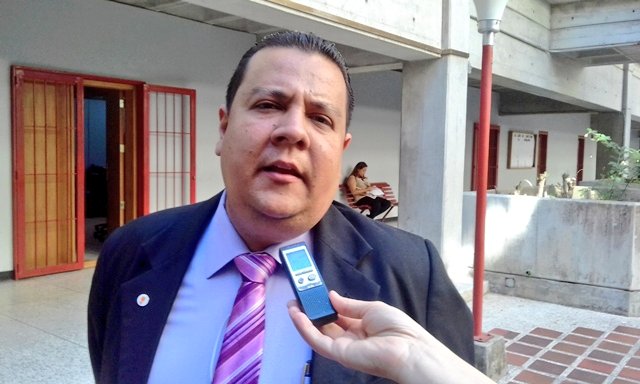 jrafaeltarazona's tweet photo. Hoy #29Julio suma 1123 días nuestra detención arbitraria y privación ilegítima de la libertad.
Mi Hno. Javier Tarazona director de @FundaREDES_ aún sigue detenido, exigimos que sea puesto de inmediato en libertad. Ser defensor de DDHH no es delito.
#LiberenAJavierTarazona https://t.co/2mXNVrwfqn