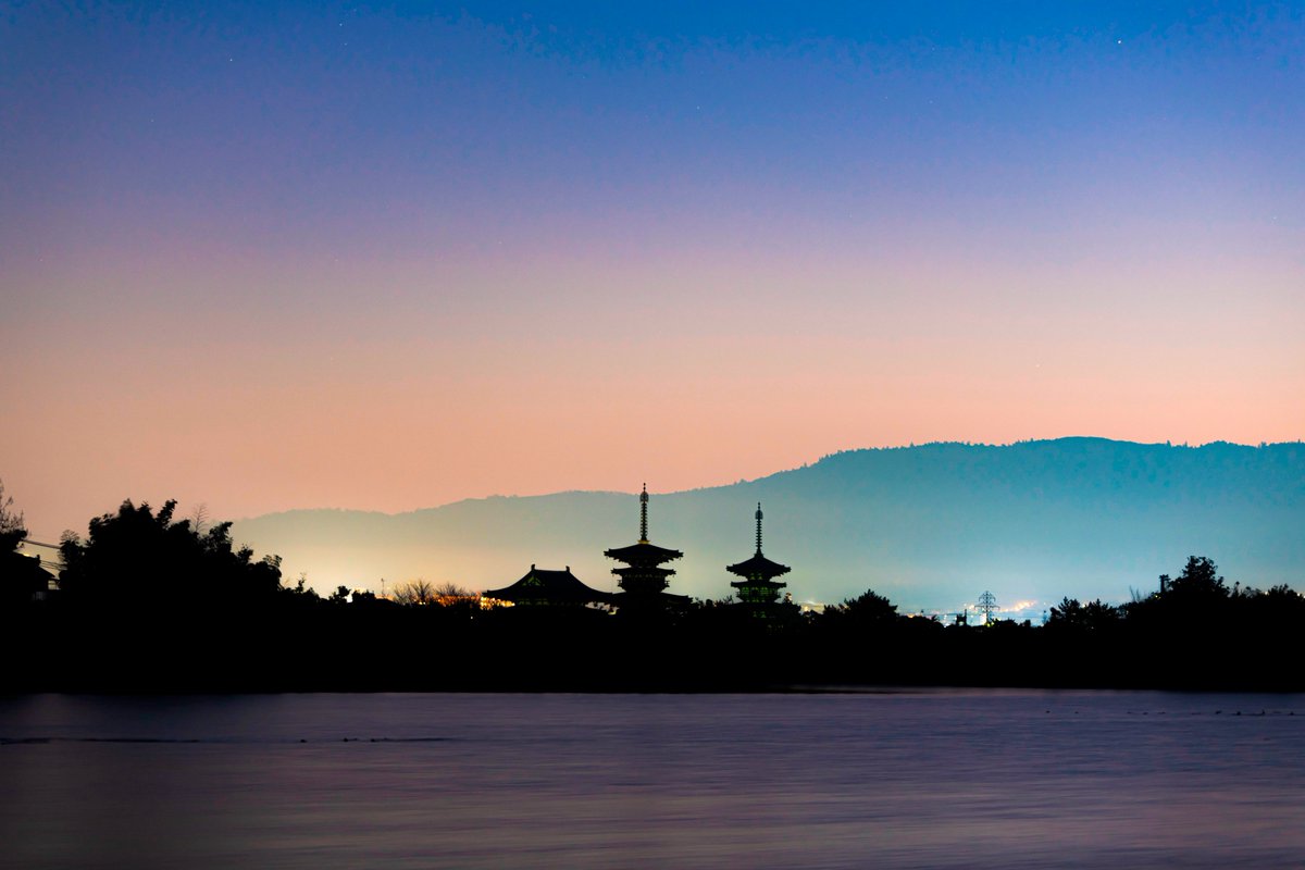 v0_0v______mk's tweet photo. 薬師寺　夜明け前の風景

#奈良　
#薬師寺　
#大池 https://t.co/P5eV6hdXnH