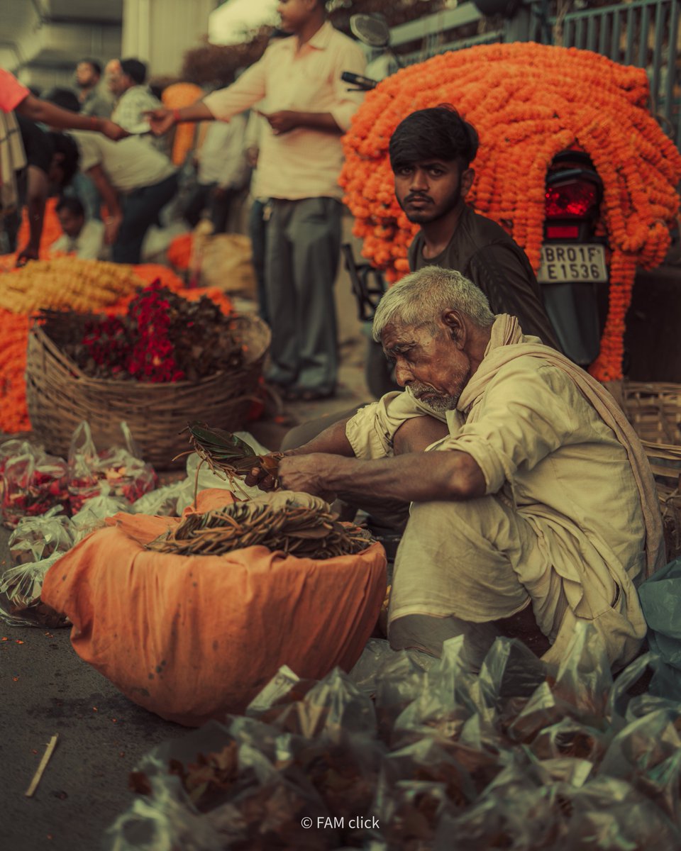 FamKhan12's tweet photo. Flower market , patna junction 📍

#famclick 
@FamKhan12 

#streetphoto #street #PHOTOS #PhotoStudio #photooftheday #SonyAlpha #patna #unzippatna #PhotographyIsArt #famclick https://t.co/YmXorD7FDy