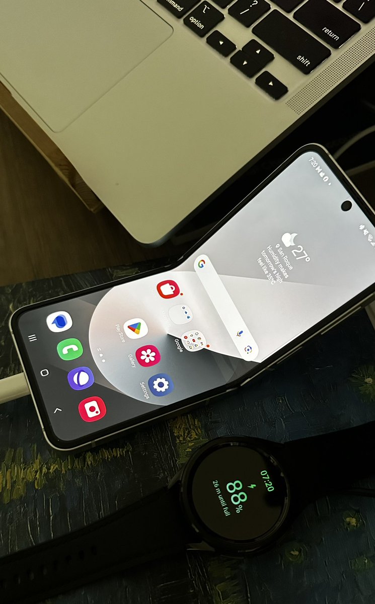 post_it_manila's tweet photo. Went home early cos excited about the new delivery.. setting it up now.. #Samsung #GalaxyFlip6 #freewatch https://t.co/1DOjYQ6lw3
