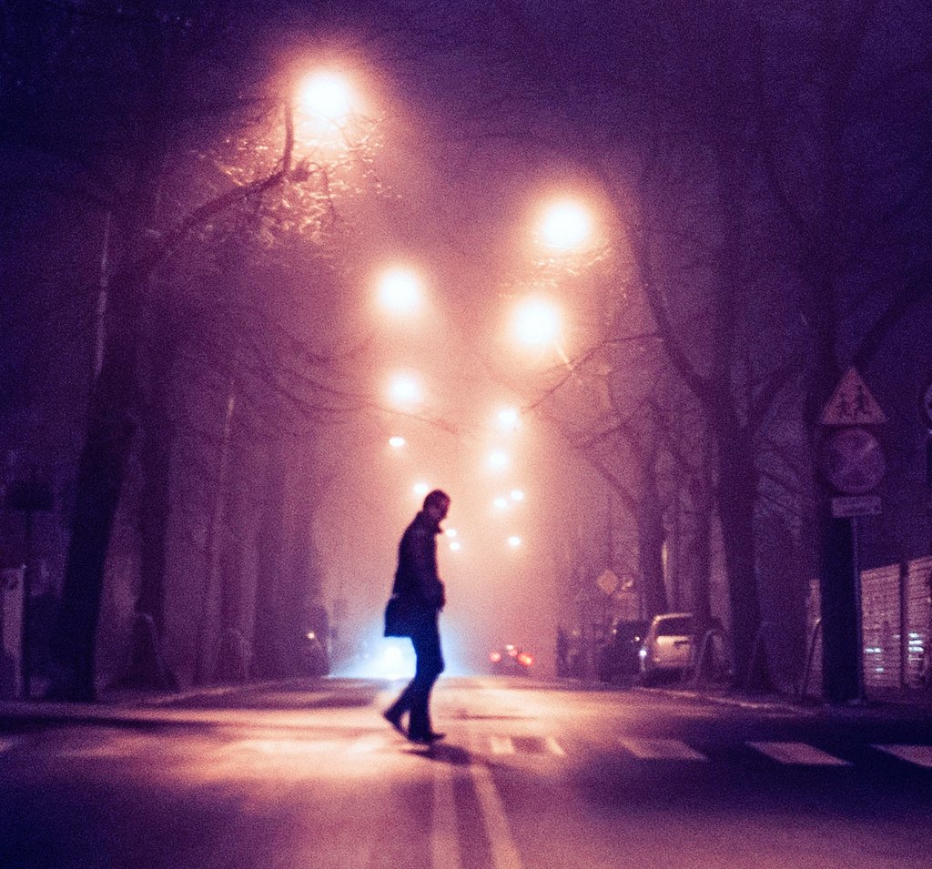 تناثرتْ قطرَاتُ الحنينِ
على سَفحِ الذّكريات ،،
تبحثُ عن بئرِ عينيکِ
لتغفوَ بقاعِ أجفانکِ
هيَ روحِي ،،
ترقُبُ إتمامَ الأمنياتِ ♡

#كاليف
#قصاصات_حنين