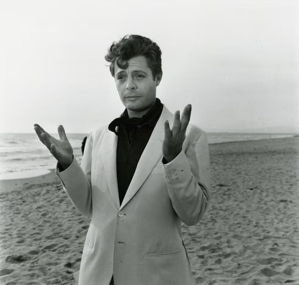 ValanceLibert's tweet photo. Marcello Rubini (Mastroianni), in a scene from the movie “La dolce vita”
 
Photo Fondo Reporters Associati (Archivio Fotografico Cineteca di Bologna)
 
#ArteYArt #artwork #artphotography #photography #photo #blackandwhite #PhotoOfTheDay #fotographia #streetphotography #foto https://t.co/BPZV9d1dHO