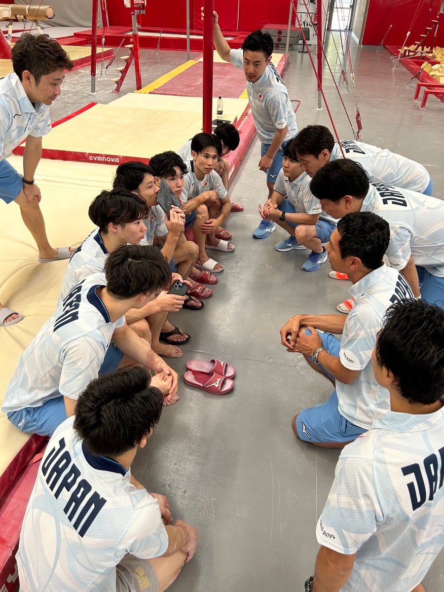 GymnastD's tweet photo. 本��0:25〜(日本時間)体操男子の団体決勝です！！
スローガン【Make New History】を基に
団体金メダル獲ることを目標として代表合宿を重ねてきました😤
あとは選手たちを信じるのみです🙏🏻

NHK総合でテレビ放送もあるので、みんなで体操男子を応援しましょう📣
#TEAMJAPAN
#がんばれ日本
#体操競技 https://t.co/Hja7nu661v