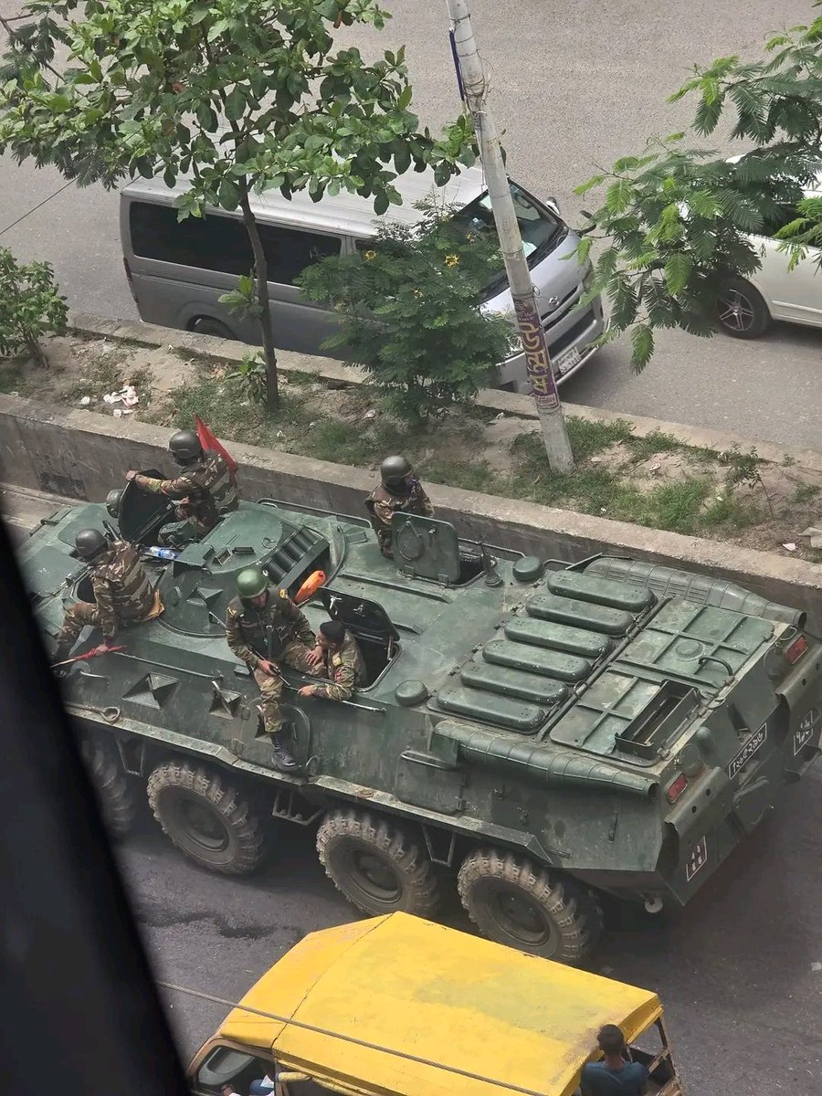 ritu92912's tweet photo. Dhaka streets right now.

#StepDownHasina
#StudentsUnderAttack
#SaveBangladeshiStudents
#BangladeshBleeding 
#Bangladeshstudentprotest 
#BangladeshQuothaMovement 
#Bangladesh https://t.co/aq7y6XwwBv