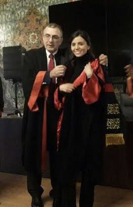 AdemSozuer's tweet photo. Darısı profesörlüğe..👇🏼👇🏼🌺
Lisans, yüksek lisans doktora ve nihayet doçentlik.. Öğrencilikten meslektaşlığa yürüdüğümüz yolda @elifbekar_  akademik kariyerinde yeni aşamaya daha geldi..
Eğitim öğretim faaliyetlerinin yanı sıra akademik etkinlikler ve bilimsel çalışmalarda yüksek gayret gösteren,
Dr.Öğr. Üyesi Elif Ergüne doçentlik ünvanını aldı.
Yetişmesinde katkıda bulunmaktan gurur duyuyor, Doç. Dr. Elif Ergüne'yi tebrik ediyor,başarılar diliyorum..