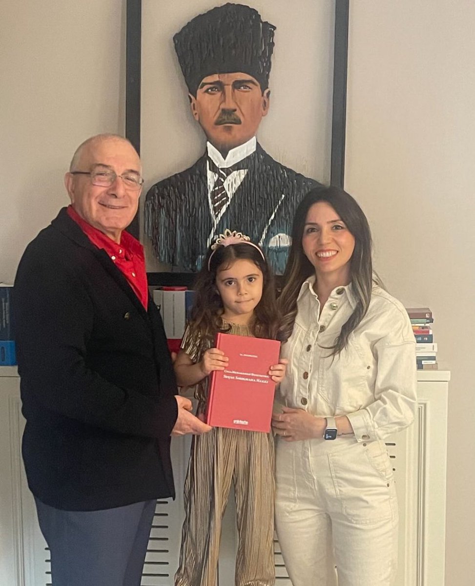 AdemSozuer's tweet photo. Darısı profesörlüğe..👇🏼👇🏼🌺
Lisans, yüksek lisans doktora ve nihayet doçentlik.. Öğrencilikten meslektaşlığa yürüdüğümüz yolda @elifbekar_  akademik kariyerinde yeni aşamaya daha geldi..
Eğitim öğretim faaliyetlerinin yanı sıra akademik etkinlikler ve bilimsel çalışmalarda yüksek gayret gösteren,
Dr.Öğr. Üyesi Elif Ergüne doçentlik ünvanını aldı.
Yetişmesinde katkıda bulunmaktan gurur duyuyor, Doç. Dr. Elif Ergüne'yi tebrik ediyor,başarılar diliyorum..