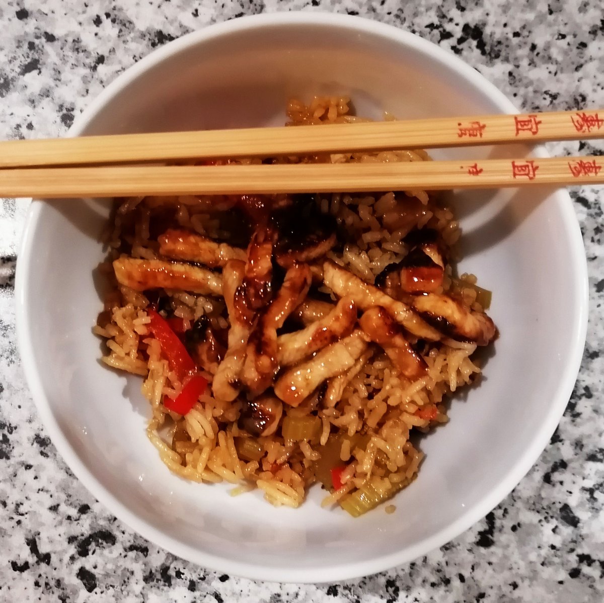 MikeKocht's tweet image. So eine "Asia" Pfanne aus meinem #Twooking schmeckt immer, allein auf Grund der Gewürze.
Ob "nur" mit Gemüse (und #Tofu) oder mit Fleisch und Ei, ganz wie es euch gefällt

mikekocht.at/2024/04/29/asi…