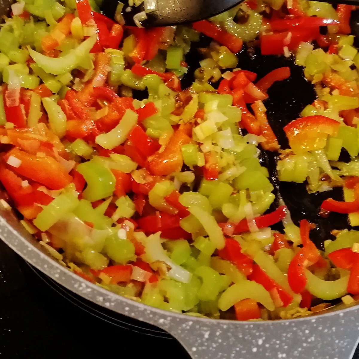 MikeKocht's tweet image. So eine "Asia" Pfanne aus meinem #Twooking schmeckt immer, allein auf Grund der Gewürze.
Ob "nur" mit Gemüse (und #Tofu) oder mit Fleisch und Ei, ganz wie es euch gefällt

mikekocht.at/2024/04/29/asi…