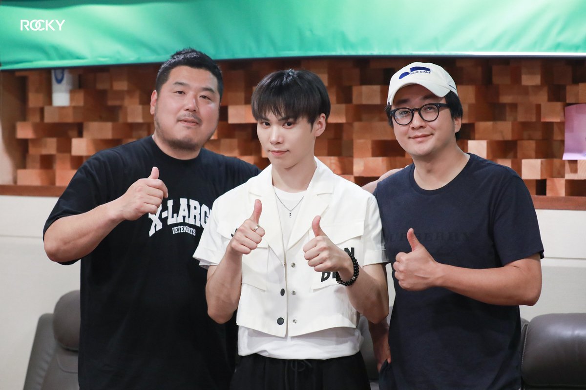 wonijin_ent's tweet photo. [#BEHIND]
#영준 x #에코브릿지 x 라키
이 셋의 만남 기쁘다😇

📷 https://t.co/YDKJvXvOV3

#라키 #ROCKY
#NUPLAY
#Brown_Eyed_Soul https://t.co/J29PyaBEf6