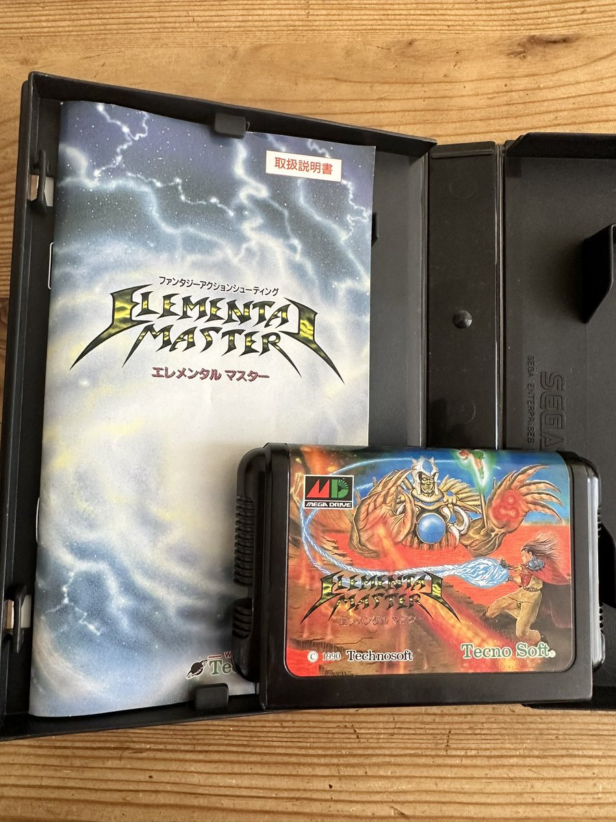 NeuesAusDemNest's tweet image. Ich weiß nicht, wie ihr es gemacht habt, aber ich hab Importtitel immer bei #Gnadenlos bestellt, trotz anfänglicher Bedenken („Ob DIE wirklich seriös sind?“). Hat aber immer gut geklappt, so auch bei #ElementalMaster, einem tollen #MD-Vertikalscroller.
#Retromontag #Retrogaming