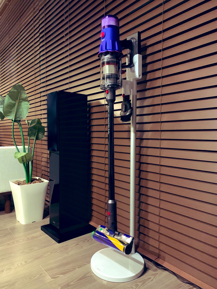 11ヶ月ぶり7台目の新しい掃除機は、Dyson！

このモデルは、

•レーザーを使って、日が差した時にしか見えないようなゴミも目で見える！
•吸引したゴミの収集状況が、リアルタイムで液晶ディスプレイに表示されて掃除状況を可視化！

という機能付き。　

掃除機は何台あっても困らないです。