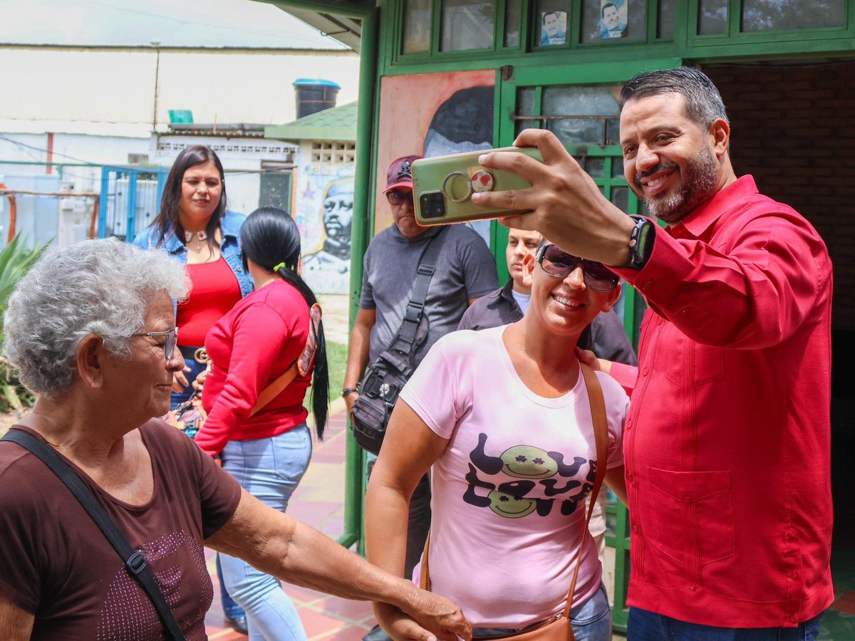 Llegó el bonito día a nuestro país. Felicito a nuestro Presidente <a href="/NicolasMaduro/">Nicolás Maduro</a> por el triunfo de la patria, agradezco todo el despliegue de las estructuras del @partidopsuv y al pueblo por su compromiso, consciencia y enorme civismo, ha triunfado la paz. ¡No te fallamos