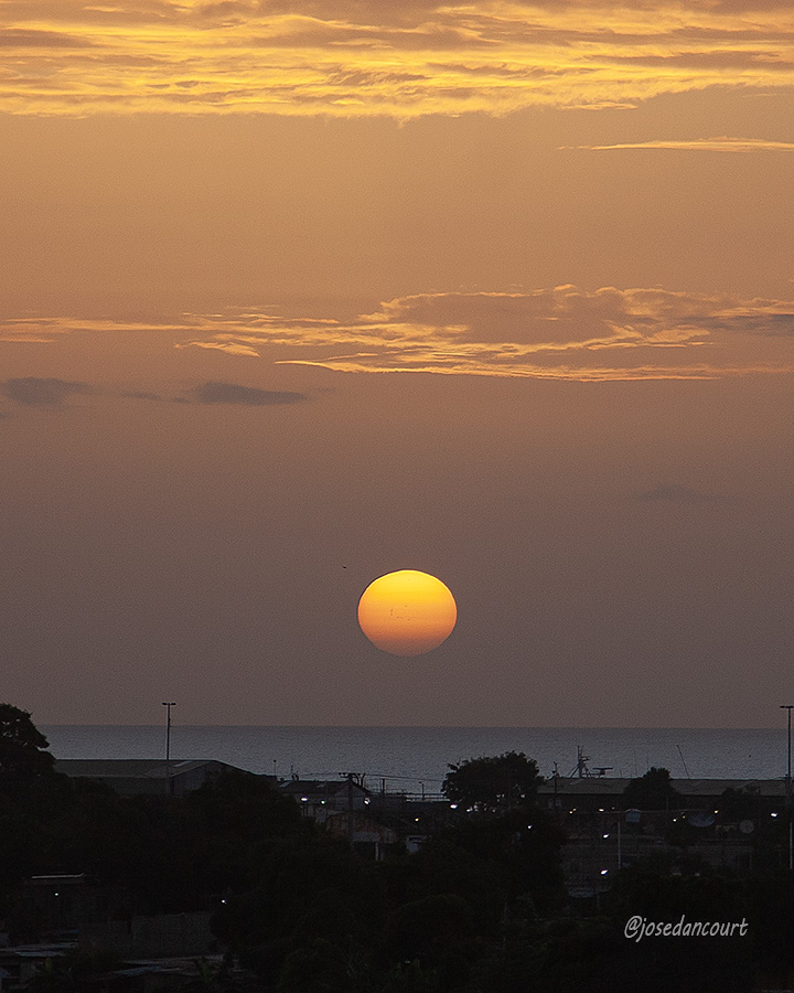 josedancourt's tweet photo. Al atardecer los colores son los protagonistas del drama en el horizonte.
#Sunset #Sun #Color #Cumana #relax  

#CursoFotografiaTwitter
Gratuito
Autoestudio
Acceso en post fijado en mi perfil de X https://t.co/dPuaEPpqo2