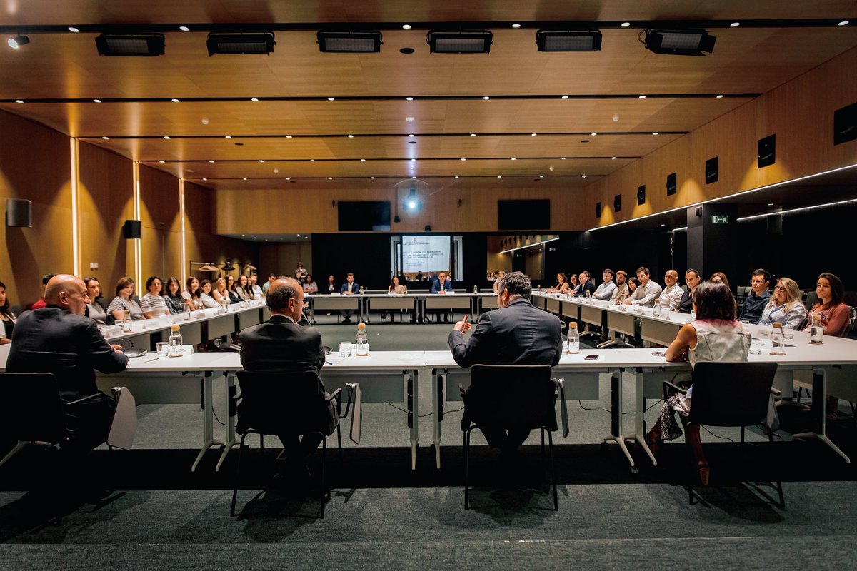 📸 El secretari general, <a href="/josepmaguirre/">Josep M Aguirre Font</a>, clou aquest matí la 'Trobada amb els membres de l'escala tècnica de control i comptabilitat del cos d'intervenció de la <a href="/gencat/">Generalitat de Catalunya</a>'. 

A l'acte, al Districte Administratiu, també hi ha participat l'interventor general, David Canada.