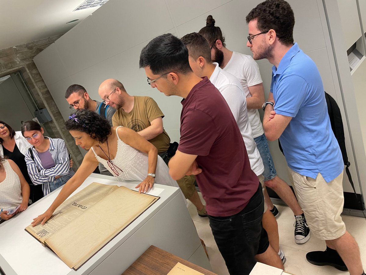 ucci_upsa's tweet photo. ¡Seguimos divulgando ciencia en @upsa! 

Los alumnos del Programa TandEM Archivos del #CDMH han visitado @BibliotecaUPSA para conocer la documentación que se conserva y custodia en el #archivoUPSA, así como el #tallerderestauración en el que se recuperan muchos de esos documentos https://t.co/0QymSdpNCP