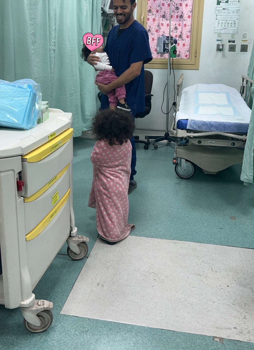 بعد ما أسعفنا الام نومنا الولد وقلنا حكاية للبنت. ان شاءالله يقيمونا ٥ نجوم اهم شي المؤشر يكون اخضر 😂