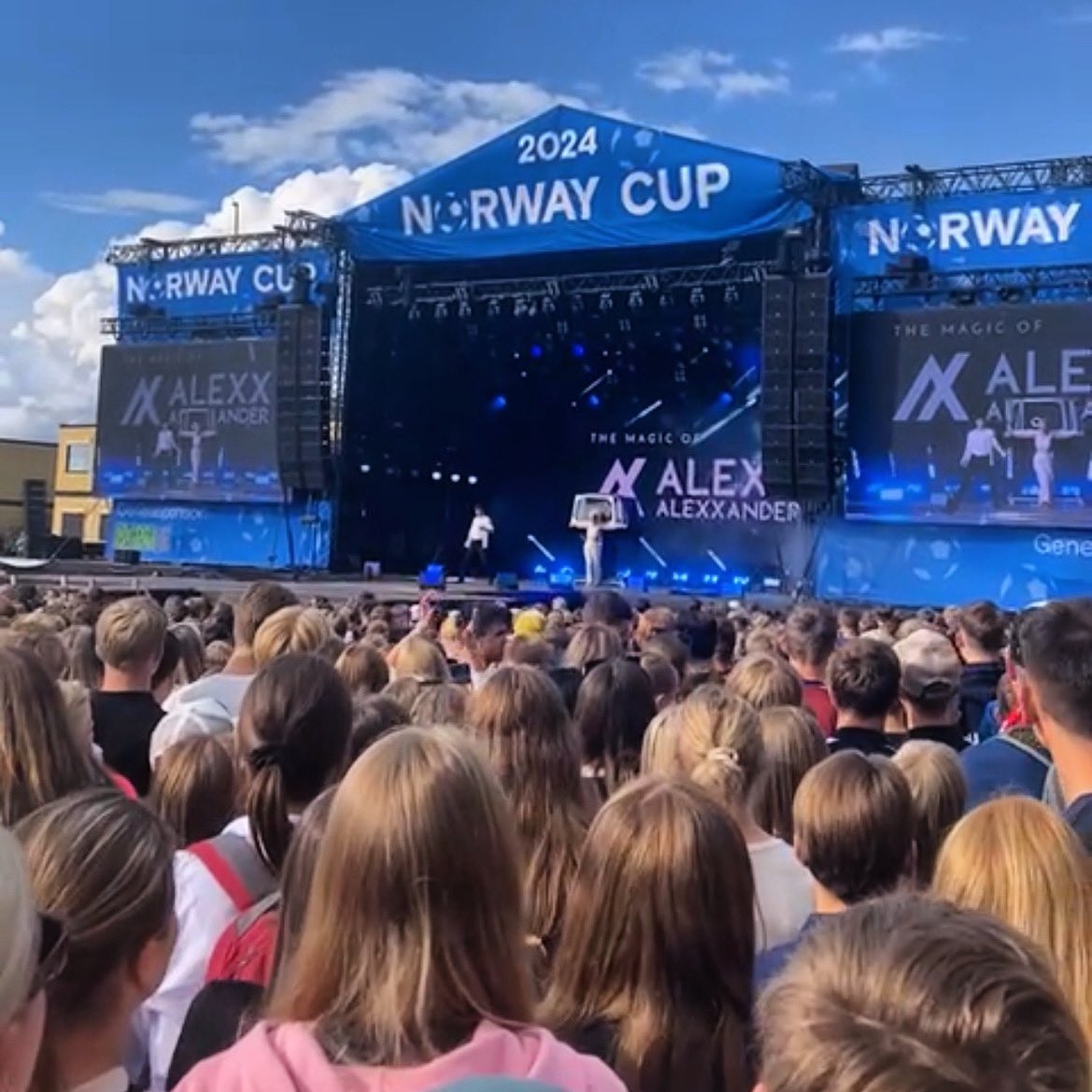 WOW, NORWAY CUP!
We had a blast opening the show at the world’s largest youth soccer tournament ⚽️ 30 000 people in the audience and broadcasted around the world 🌎 

<a href="/NorwayCupOslo/">Norway Cup</a> 

#NorwayCup #Norway #Soccer #WorldsLargest #Live #Broadcast #Alexx #AlexxAlexxander #illusionist