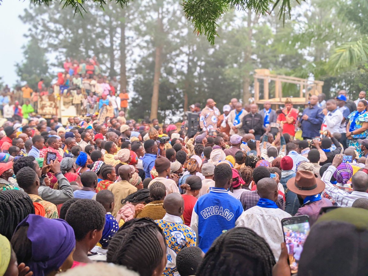 Après avoir été accueilli par sa majesté le mwami de la chefferie de Burhinyi Richard Chirulwire dans le cadre de son marathon parlementaire, l'Hon. Sénateur et autorité morale du parti ANCE, Norbert Basengezi Katintima, s'est adressé à  la population de Burhinyi ce 29|07|2024.