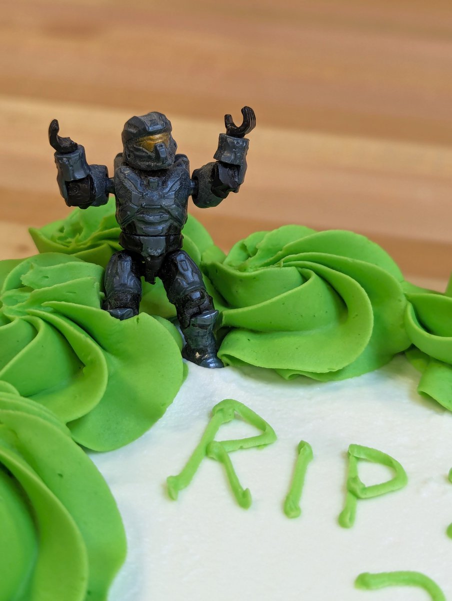 GameHistoryOrg's tweet image. Today the Xbox 360 Marketplace shuts down for good, taking hundreds of games and DLC off the market, with no legal way to access them. We're working to fix copyright law for game preservation, but for now, we figured a cake wouldn't hurt. 🎂
