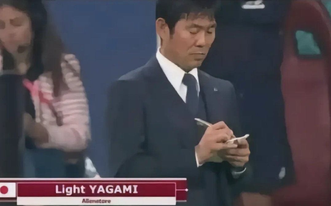 Pediavenir's tweet image. 🇯🇵 FLASH – Le directeur de la délégation japonaise écrit sur un carnet pendant que des athlètes s’écroulent mystérieusement au sol. #JeuxOlympiques