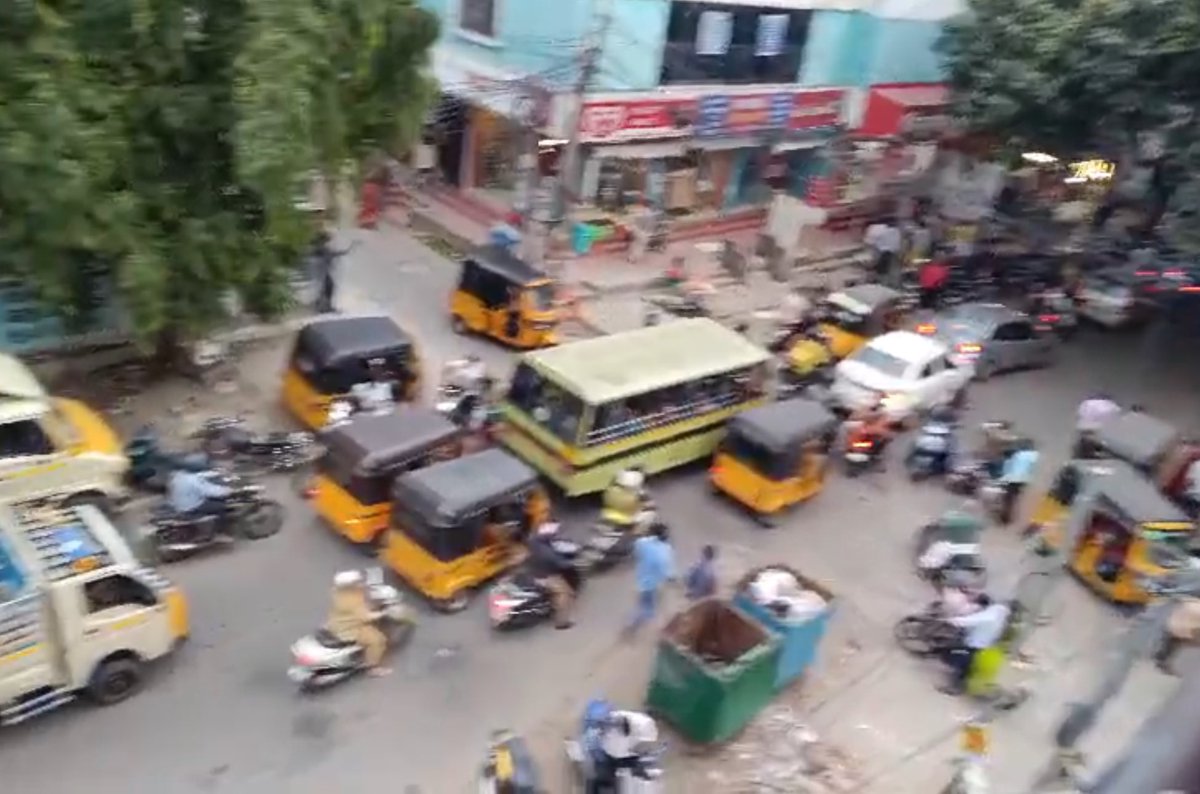 ponmasivanthi's tweet photo. @ChennaiTraffic this is become regular parking for this carrier van. Obstructing the free flow of the traffic. From the morning   Thambiah reddy road extension. https://t.co/NaNkDz6AlP