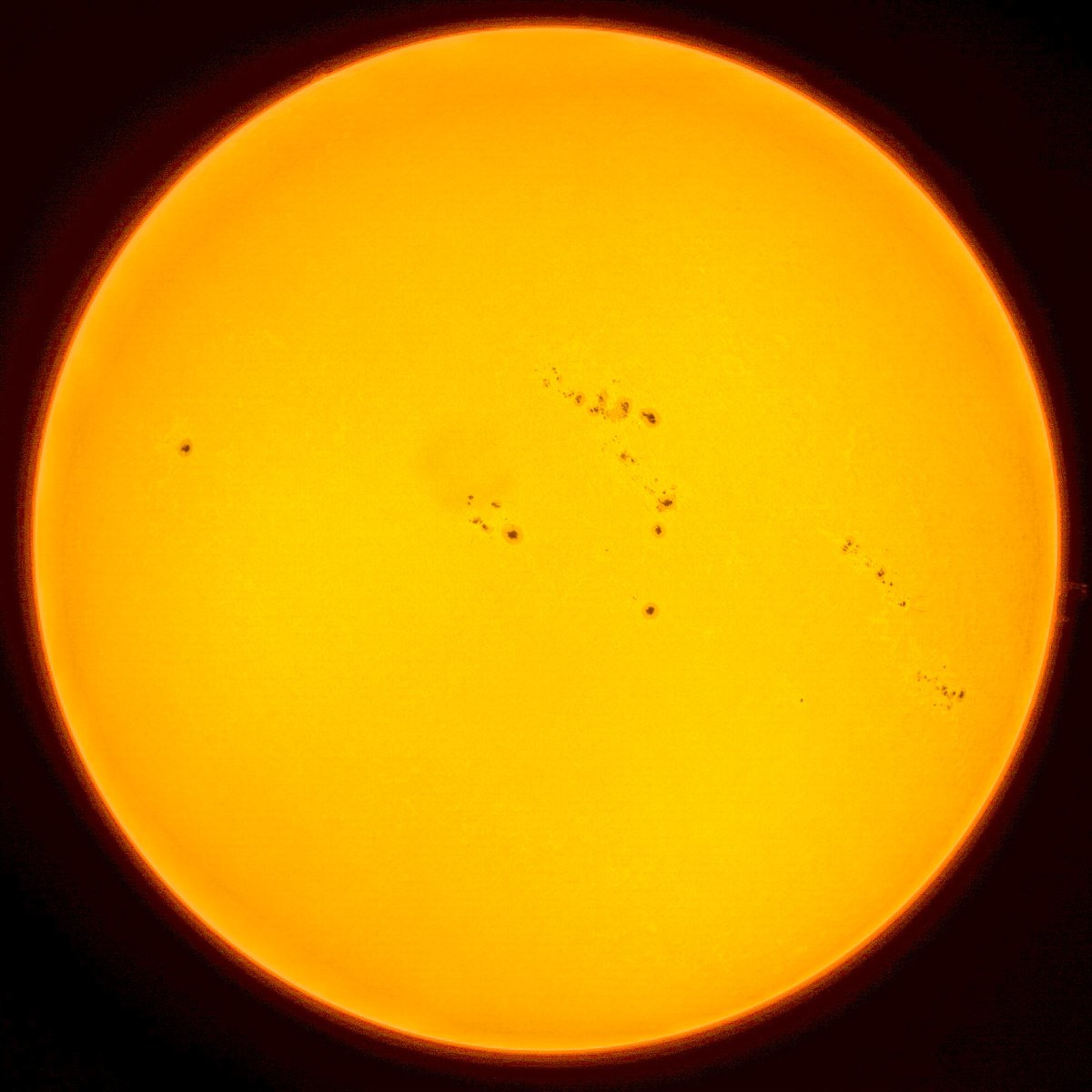 pbaumg's tweet photo. Die Sonne heute Mittag. Aufgenommen mit dem LUNT LS60THa und einer ZWO ASI178MM Kamera.
#sun #astrophotography #zwo #LUNT https://t.co/maEj46Q5D1