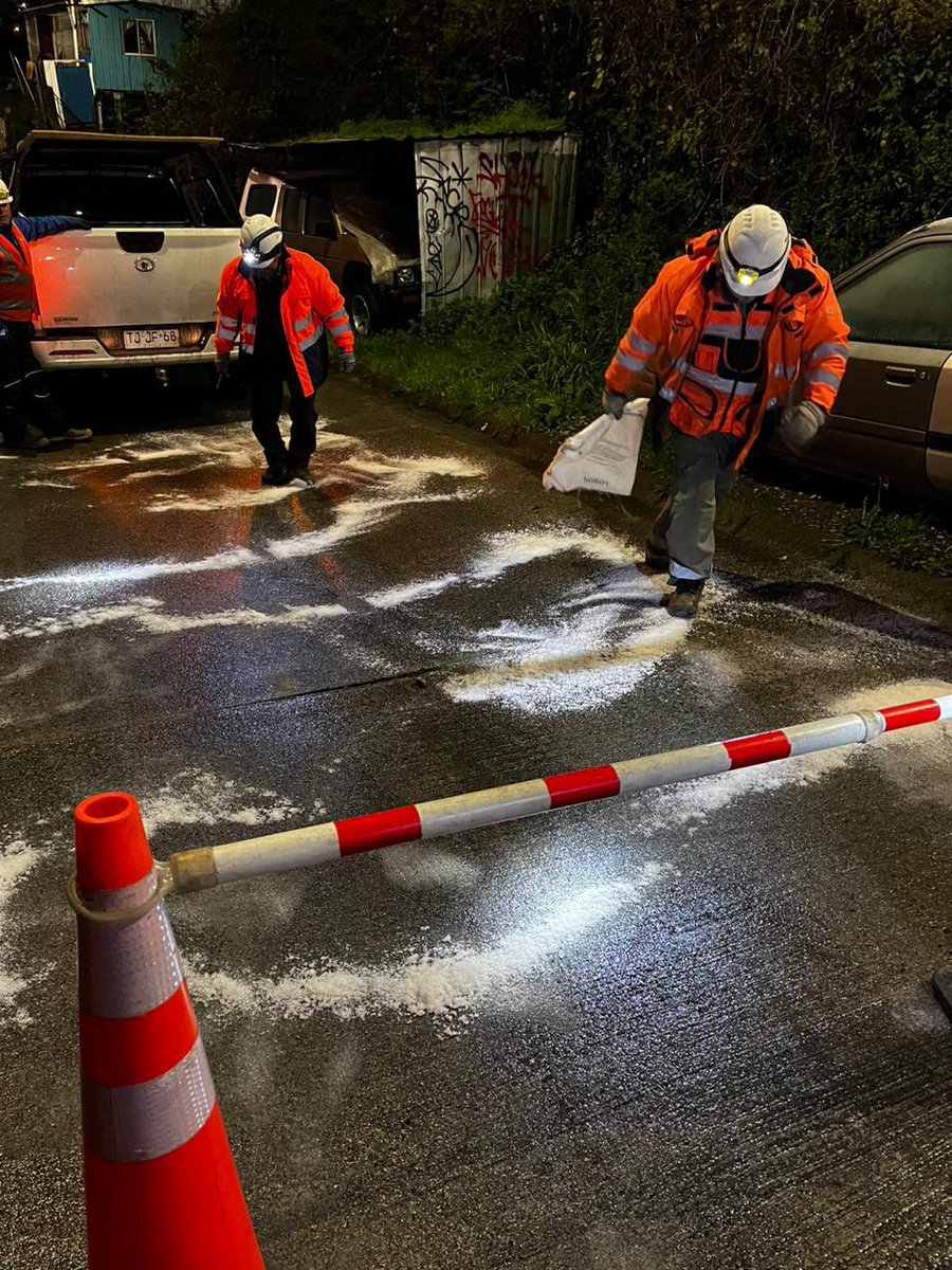 ✅Dirección de <a href="/operaciones_pm/">Dirección de Operaciones Puerto Montt</a> a través de Departamento de Obras menores, desplegó anoche para prevenir accidentes, riego  de sal en:

▶️cuesta Zúñiga sector alto y sector bajo

▶️calle Diego de Almagro norte con Diego de Almagro oriente
