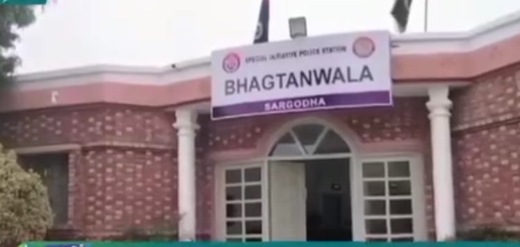 SOnlinepak's tweet image. سرگودھا کے نواحی علاقے بھاگٹانوالہ میں 10 برس کے بچے  کو اغواء کر کے لے جانے والے 2 اغوا کار  مقامی لوگوں نے پکڑ لئے 
 sahafi.online/11385/#kidnapp… #Kidnappingattempt #10yearminorchild @sargodhapolice @AzmaBokhariPMLN