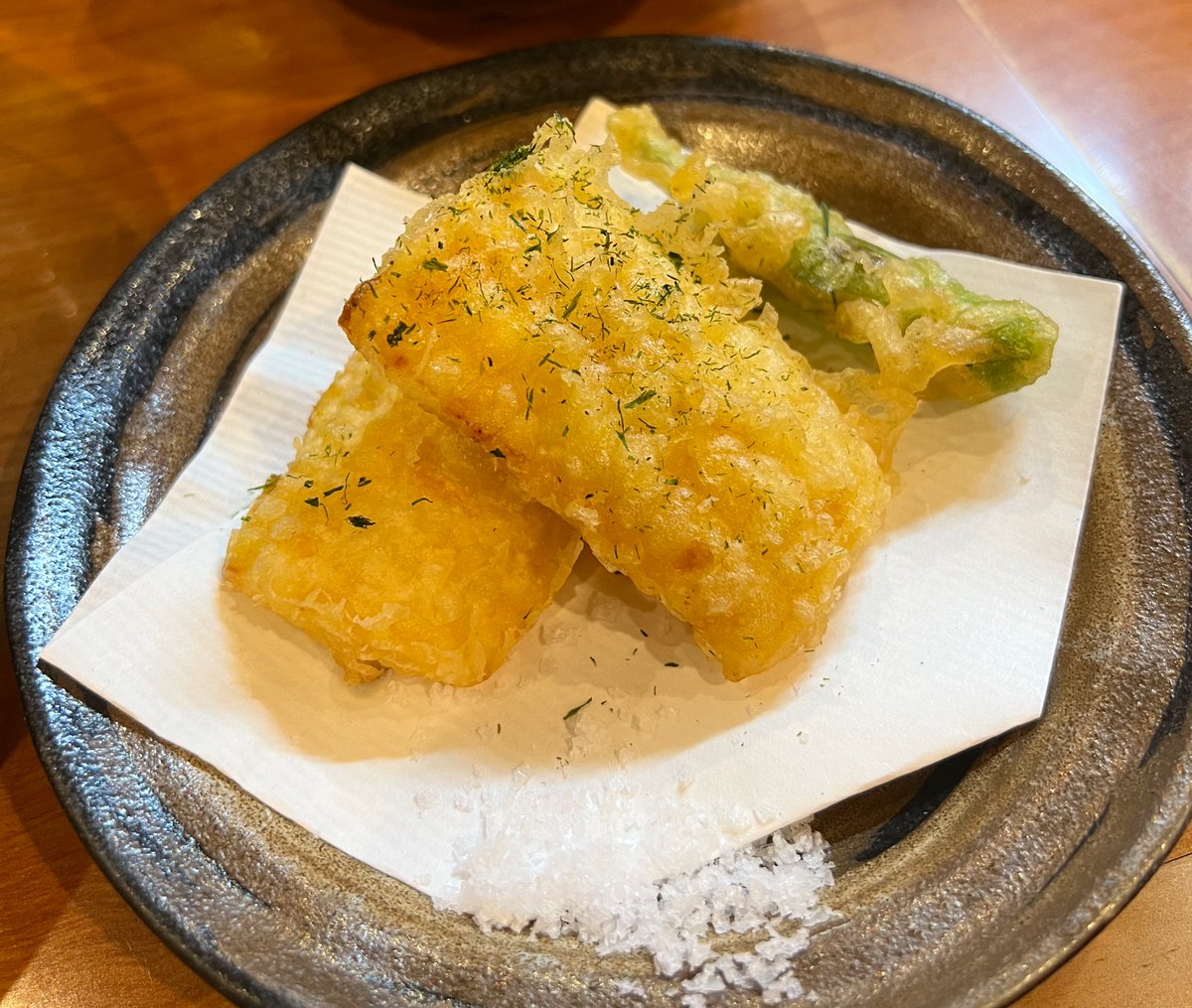 kiki8401P's tweet image. 金沢ナイトー✨🍻🍶
車麩｡｡｡｡う、うめぇ

お隣さんと旅行談義が楽しすぎ、店の雰囲気も最高😊

＃金沢おでん　＃また来ます