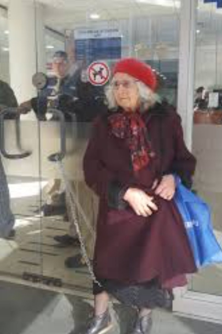 ⌛17/06/2016
Jubilada se encadena a AFP por disminución de las pensiones en un 2% a partir de julio.
En la ciudad de Concepción, una anciana decidió protestar, encadenada a las dependencias de AFP Hábitat, por la rebaja que sufrirán las pensiones a partir del próximo 1 de julio.