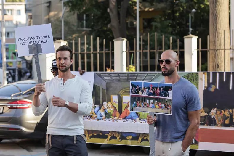 SouzaRaanan's tweet photo. Gotta stand for what's right 
W tate brothers 🙏🏼 https://t.co/03EdaJs8HP