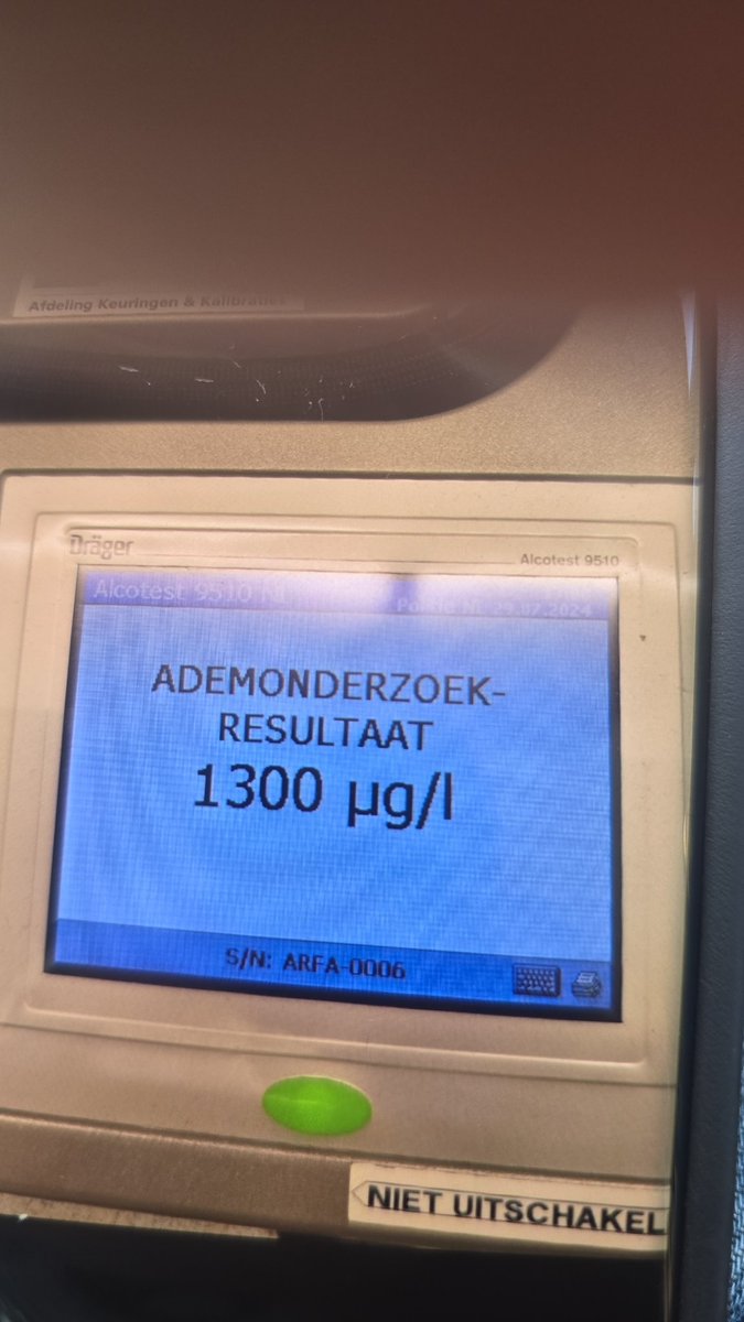 Collega's hadden een autobestuurder aan de kant gezet daar er meldingen binnen kwamen dat het voertuig  nogal slingerde. Na blaastest op straat blies de man een F=fout en werd aangehouden. Op het bureau blies hij op het ademanalyseapparaat maar liefst 1300 ug/L ^dn