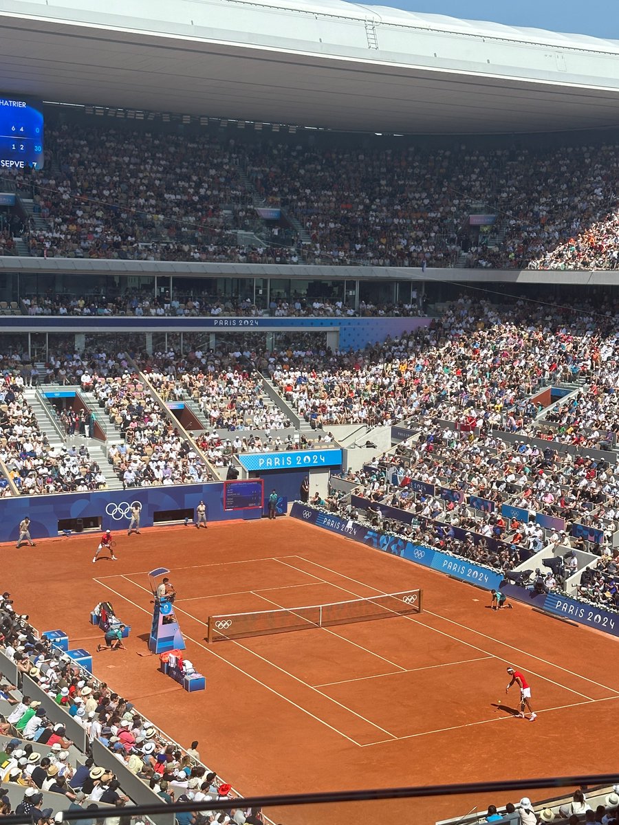 זה מדהים עד כמה הקהל בעד רפא!!! לא מפתיע כמובן, ועדיין מרעיד את הלב.
מי ידע שאני כל כך אתרגש במשחק בין שני אנשים שגרמו לי לא מעט סבל ספורטיבי