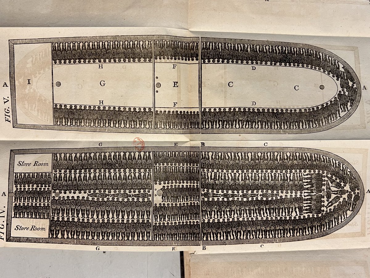 Moment d’intense émotion : nous nous souvenons tous, dans nos manuels d’histoire des plans des bateaux négriers dans les chapitres sur la traite des esclaves. Mais j’ai ce plan entre les mains pour la première fois 🥹😢