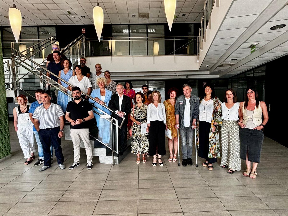 🎓Con el proyecto piloto '#ZaintzaLab #UrolaGaraia', enmarcado en la estrategia #ZaintzaHerriLab de #ADINBERRI y la Diputación de <a href="/Gipuzkoa/">Gipuzkoa</a>, se ha mejorado la atención domiciliaria de un 75 % de las 51 personas que han finalizado el itinerario propuesto

ℹ️labur.eus/vXG5N