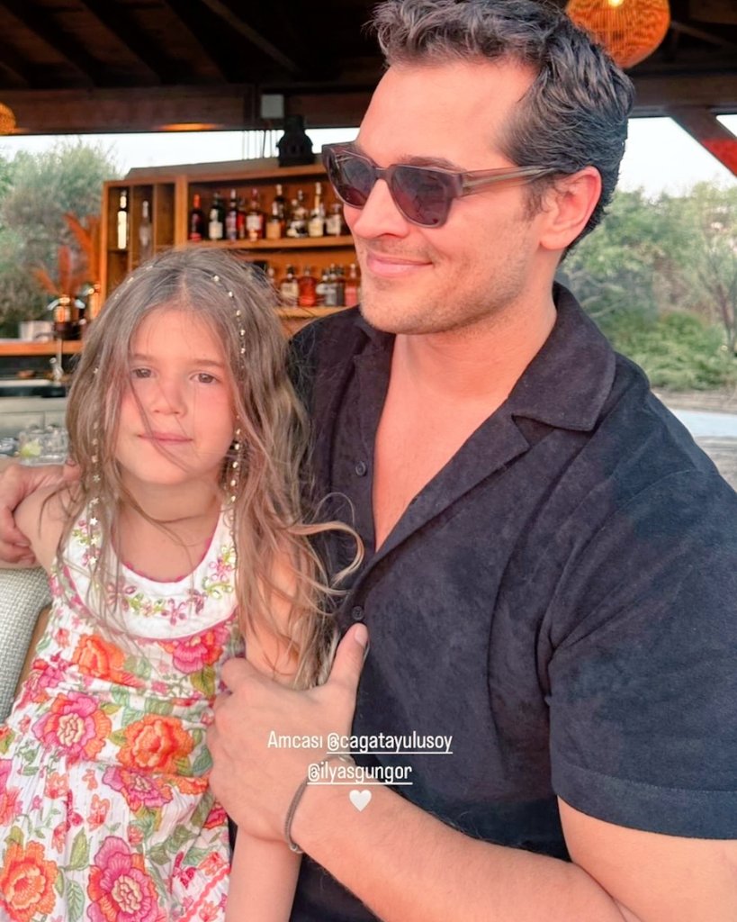 Nueva foto de Çağatay Ulusoy con la hija de su amigo Ilyas Güngör. Bello Çağatay ❤❤❤❤