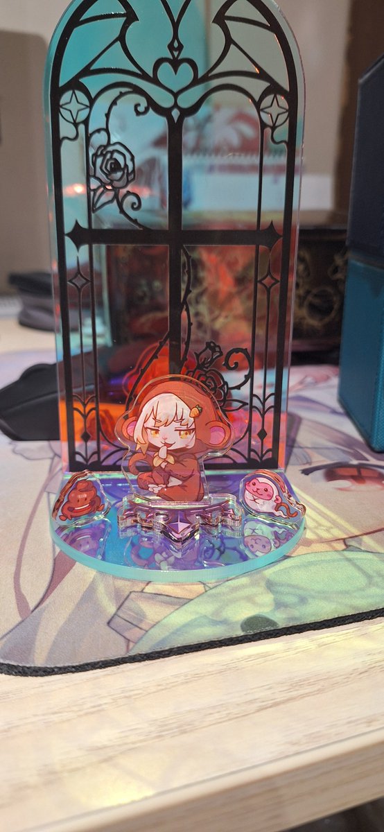 推一下阿郡的修女立牌！！
背景通用好看！ 不同角度有不同的顏色，也可以搭配其他的一起使用～

超級喜歡🥰
（修女立牌部分膜沒撕，所以光澤有一點打折扣，因為太好看了所以我捨不得撕xd）