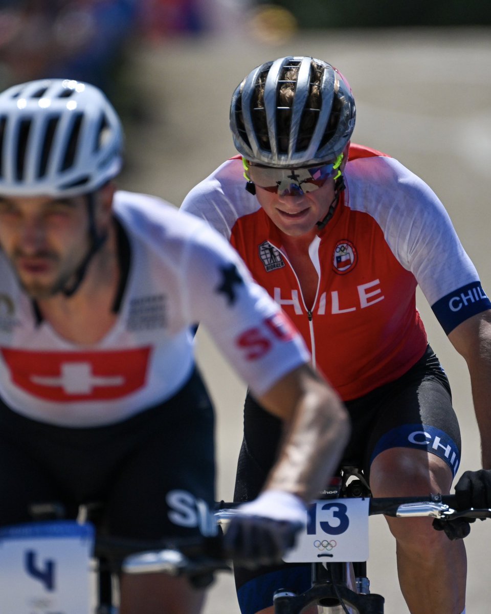 TeamChile_COCH's tweet photo. ¡TE PASAAASTE MARTÍN! 🔥🚴🏻🧨

El ciclista Martín Vidaurre (XCO) se mandó una TREMENDA carrera en @paris2024 🇫🇷, luego de terminar undécimo en el circuito dispuesto en Élancourt, en las afueras de la capital francesa.

En su segunda experiencia olímpica, Martín incluso alcanzó a estar sexto 📈, exhibiendo el notable nivel que viene adquiriendo en Europa.

Con este resultado, Martín mejoró cinco lugares con respecto a su resultado en Tokio 2020 (16º). Con apenas 24 años, queda Martín para raaaaato en Juegos Olímpicos 😎😈. Ojo con él 😉.

¡TREMENDO MARTÍN! 🤩🤩🤩

#VamosTeamChile 🇨🇱