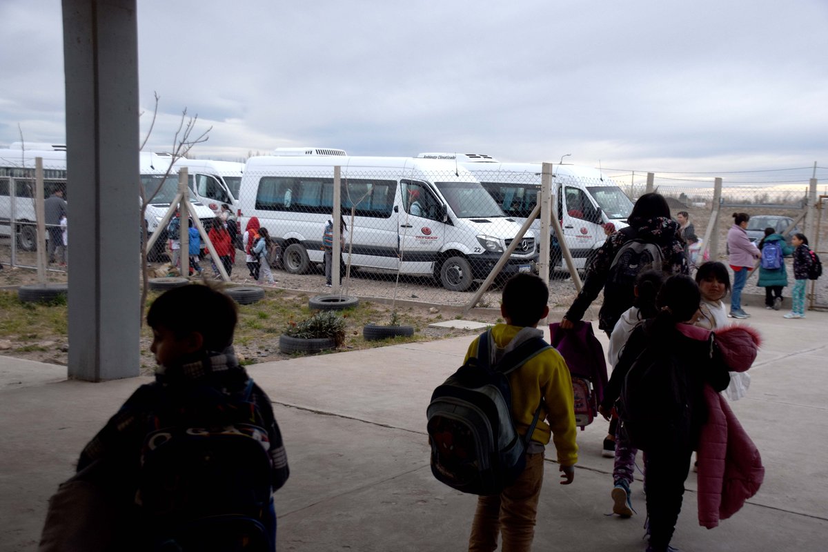 mafito11's tweet photo. Les pidieron a los equipos directivos de las escuelas públicas de la meseta de #Neuquen que expliquen cuáles son sus necesidades. La primera que mencionaron fue el refuerzo alimentario: "Los niños y las niñas asisten con hambre" https://t.co/zn2lIhWu1c https://t.co/lPl2lhcJfj