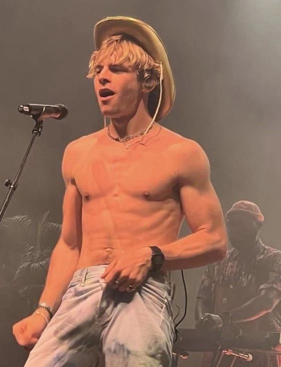 notgwendalupe's tweet photo. ross lynch https://t.co/tblatRRrA3