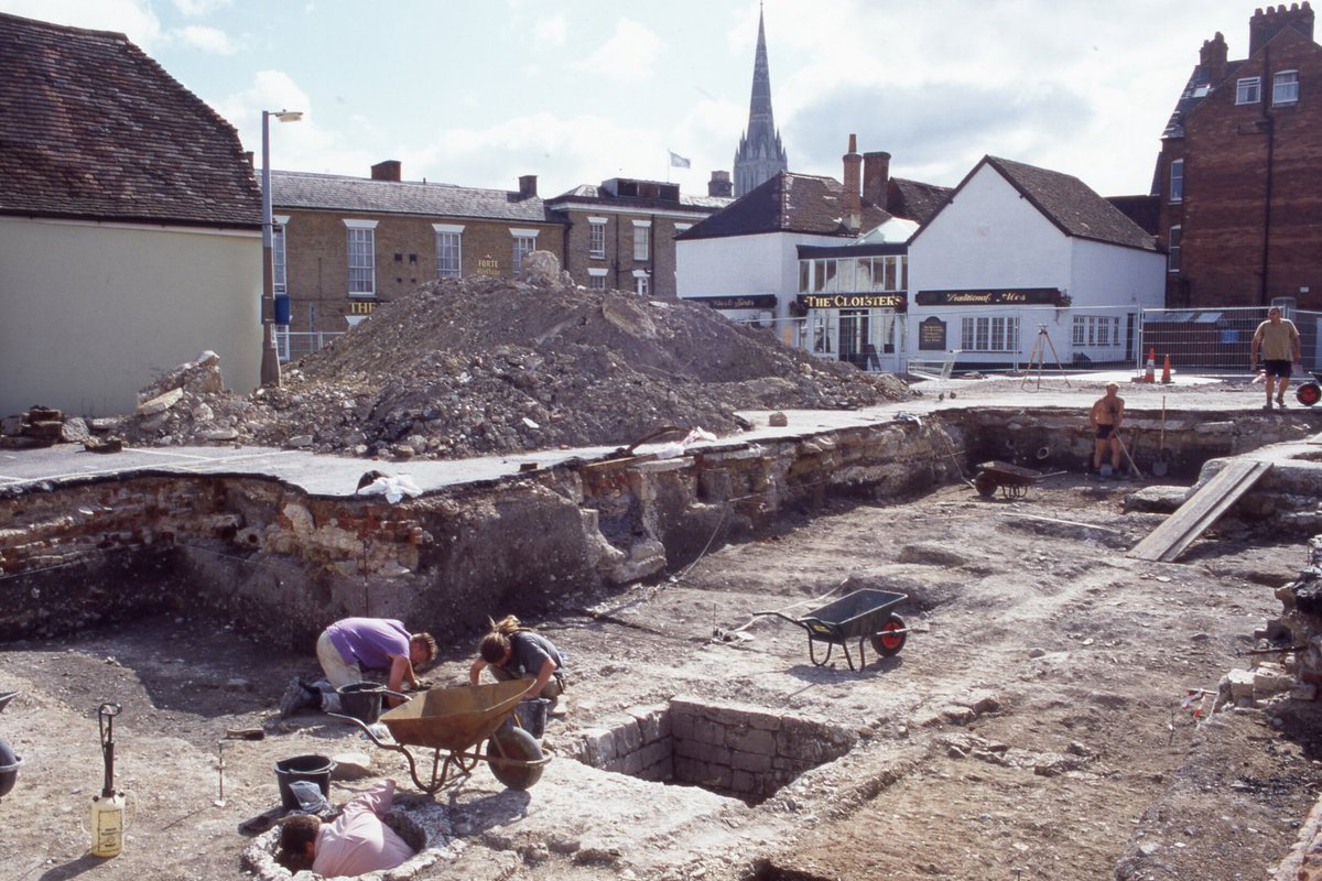 wessexarch's tweet image. Fans of Phil Harding and lovers of medieval archaeology unite! 🤠🏰
Phil’s book “Joining the Dots: uniting Salisbury’s past through holes in the ground” is available to read and download for FREE on our open library: ow.ly/OfgY50SLUmO
#OpenLibrary #MedievalArchaeology
