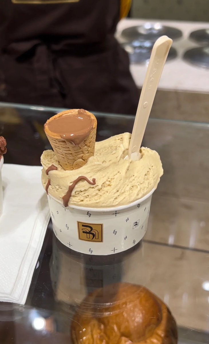 DBrunat's tweet photo. I ate gelato in the UK 🇬🇧
Gelato ranked second in Italy 😋 https://t.co/14963qpQrM