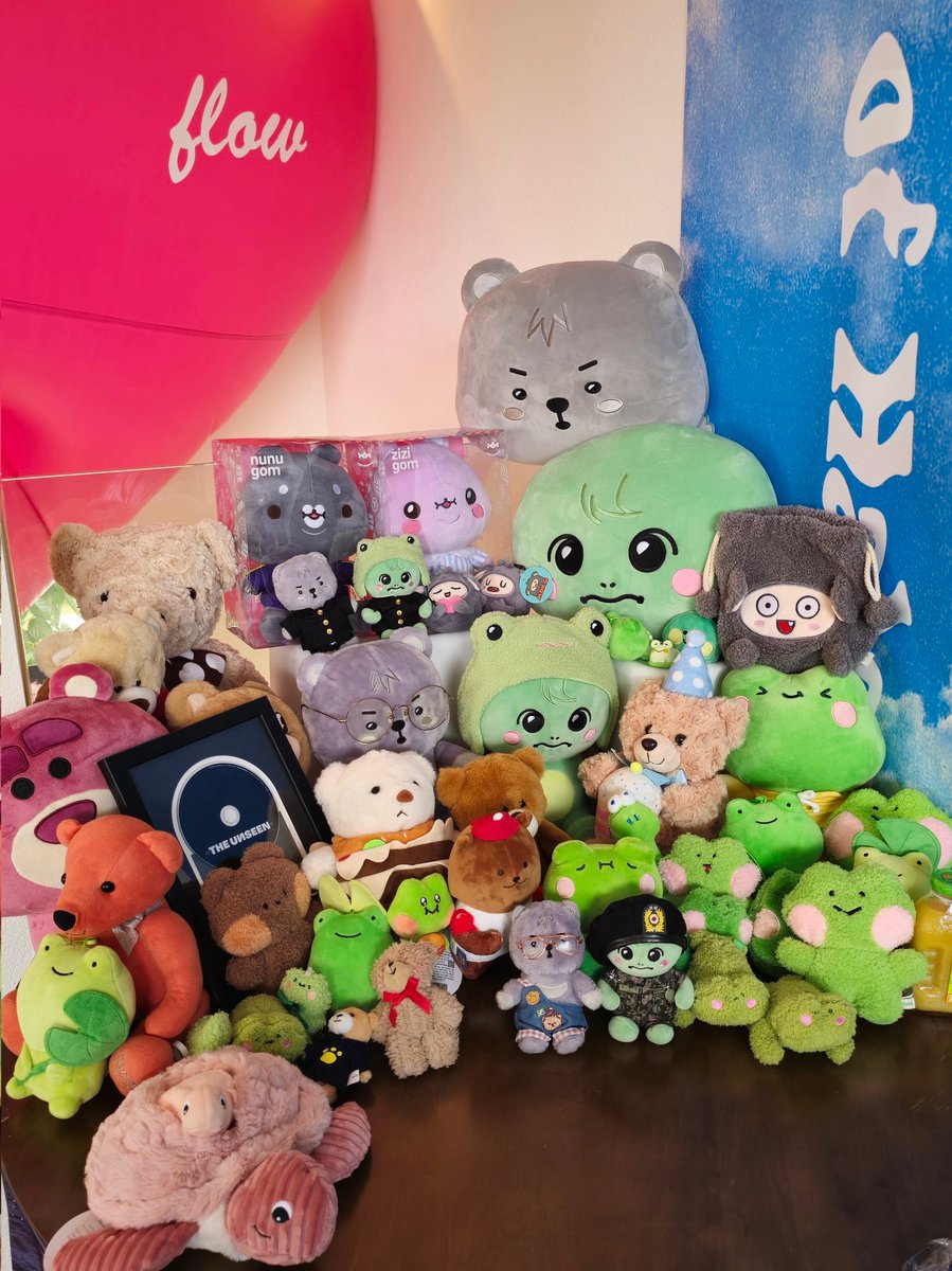 시험끝나고 미니 햄슥이랑 션채데카❤️
곳곳에 영혼을 간 것처럼 디피 해놔서 넋놓고 봤습니다...
특히 데뷔 때부터 최근까지 있는 션채거울 사진보고 마음이 찡해🥹🥹
#Swirls_of_Halcyon 
#평온한소용돌이안의_셔누형원