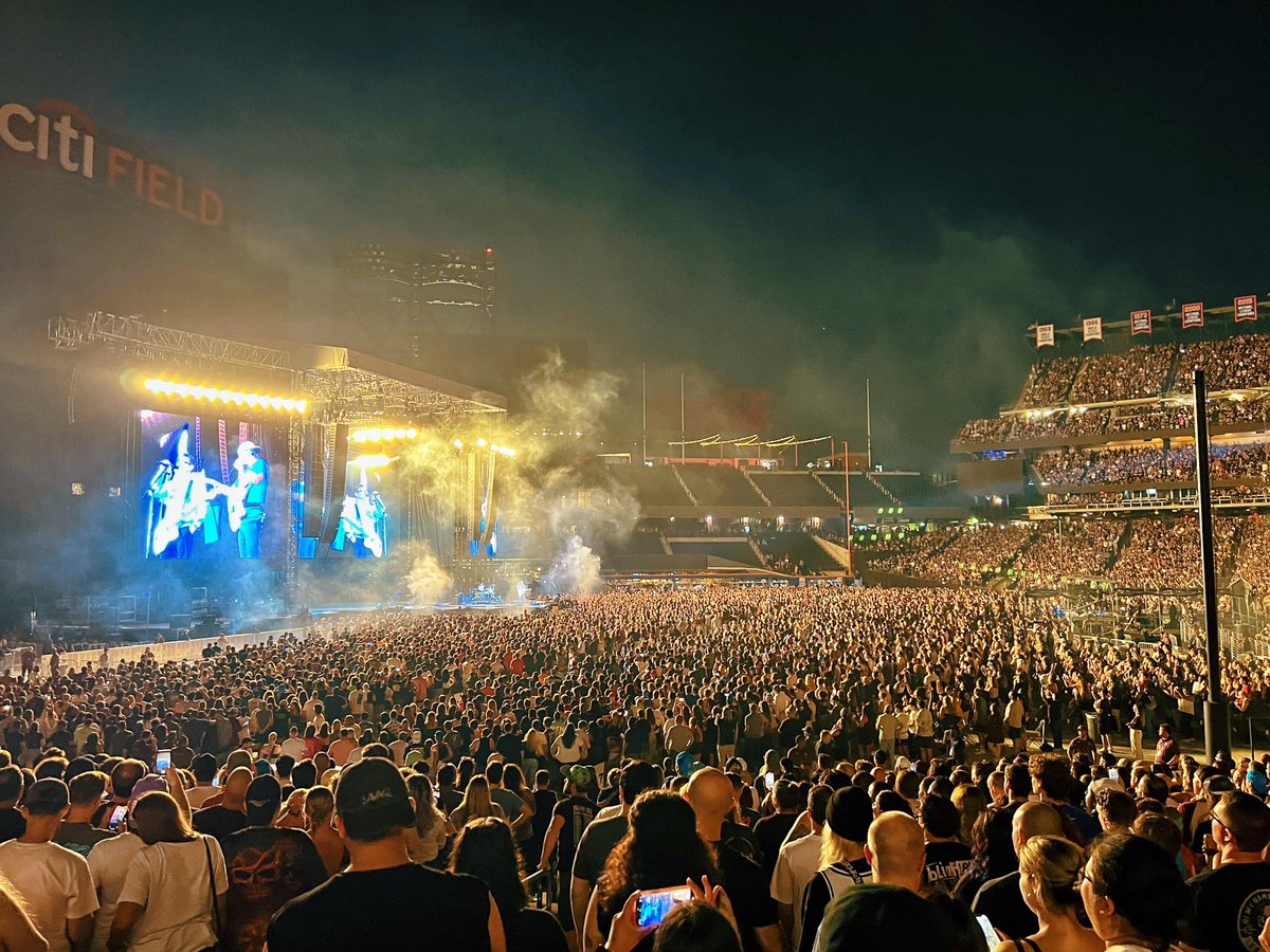 ᴉllǝsoɹ qoɹ tweet media