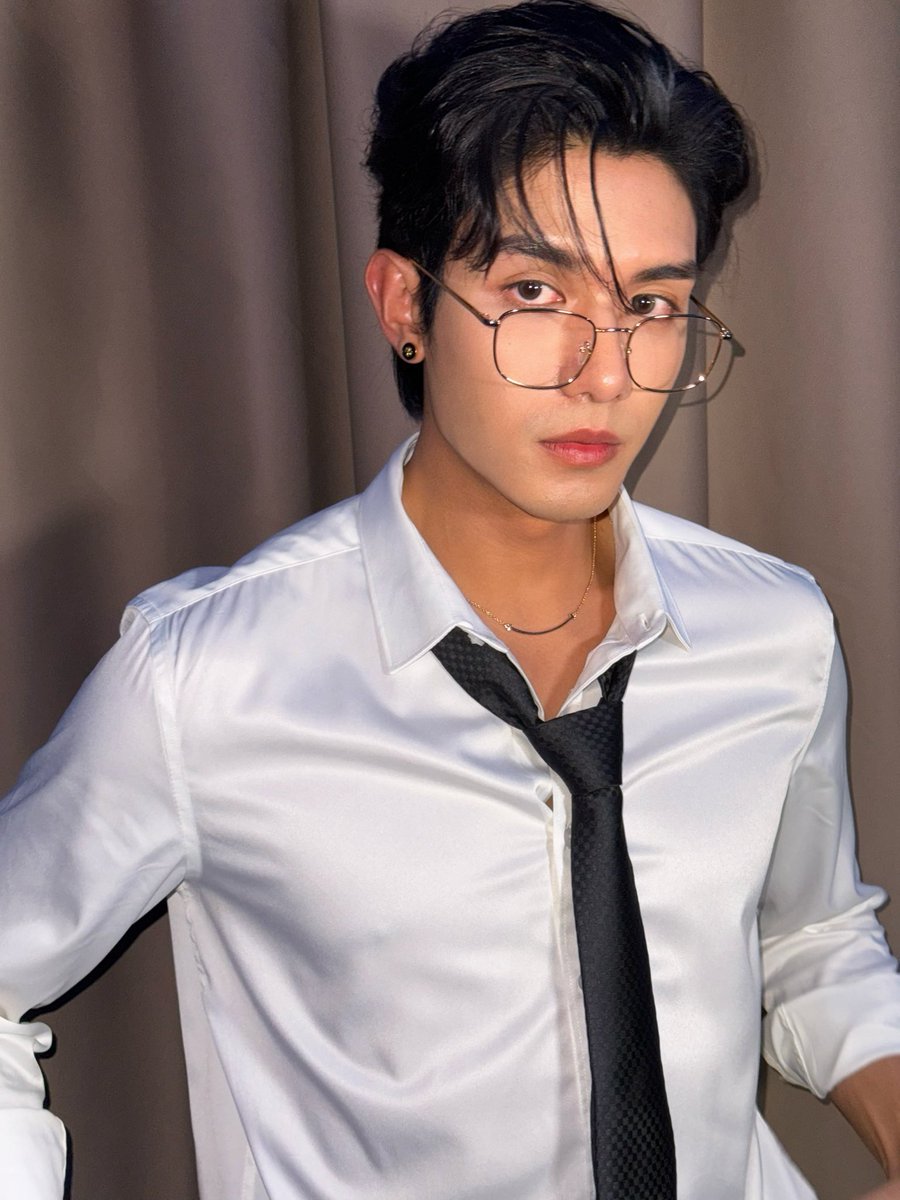 netsiraphop's tweet photo. Nerd boy 🖤 #netsiraphop https://t.co/BBvwORMaoI