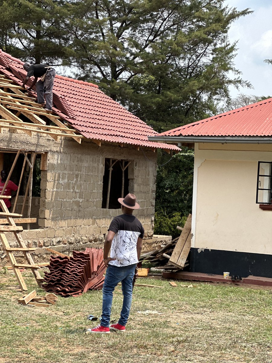 dnahinga's tweet image. If you are planning to build in the next 5 to 10 years and own a piece of land, plant the right trees now. 

At some point we will no longer use sawn timber. 

The trusses will have to be made straight from gum poles. 

#MjengoLove 
#Roofing
#PracticeNotes 🏠🪚

@PodCityKe…